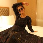 Swathishta Krishnan Instagram - When in doubt, wear black and make funny faces 🖤😁 . . . Wearing @instorefashions Captured by @vicky___075photography . . . . Welcomhotel by ITC Hotels, Racecourse, Coimbatore