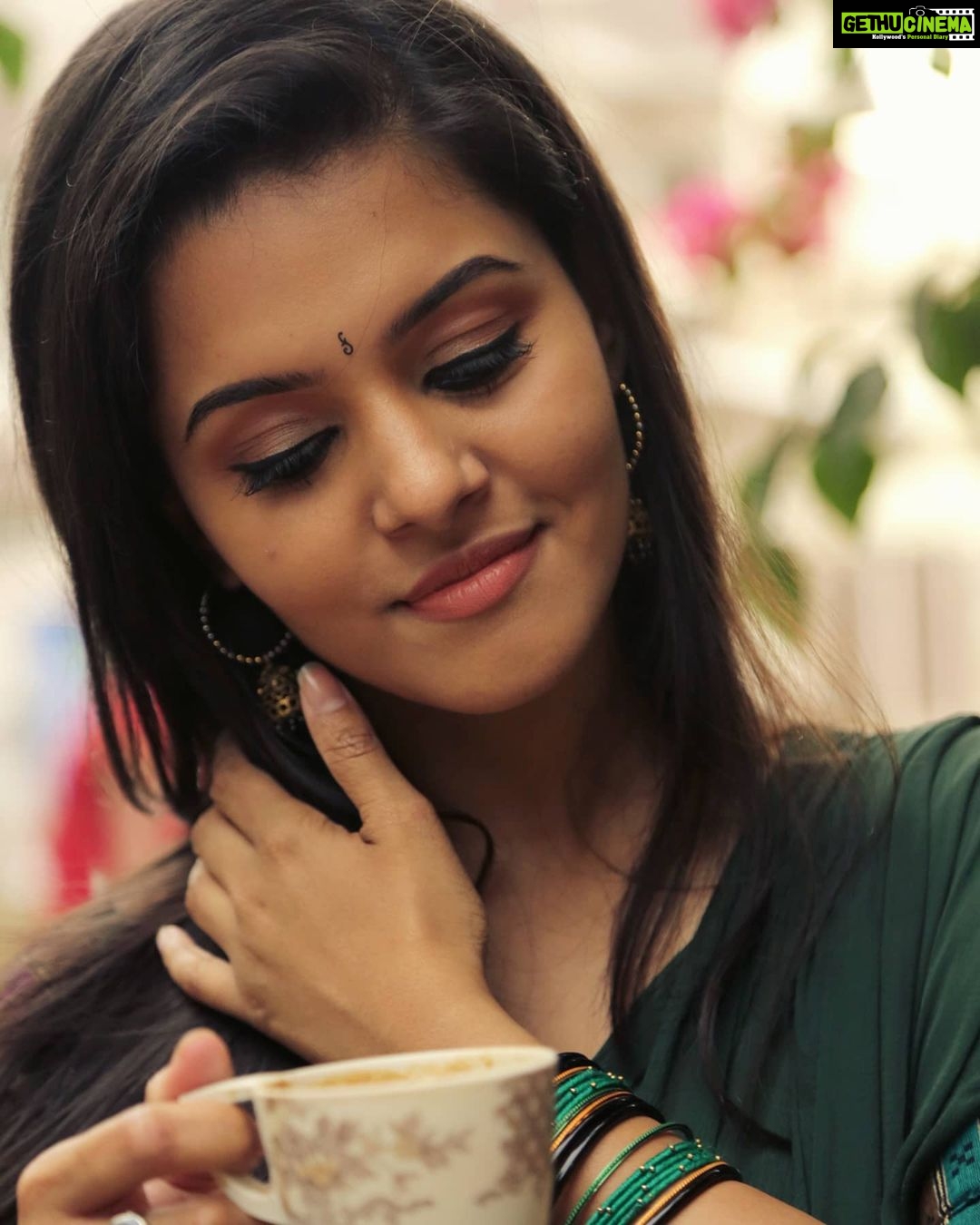 Swathishta Krishnan Instagram - Rain and chai chemistry ❤️❤️❤️ . Happy international tea day for all tea lovers out der.. ❤️❤️ . . Chai preparation @samuel_sanjay 😁 Captured by @padambyveni ❤️ Beautiful eye makeup @divastylistmakeupartistry . . . #chai #tea #chailover #tealover #teatime #love #chailovers #tealovers #foodie #food #chaitea #india #chailove #teaaddict #instagram