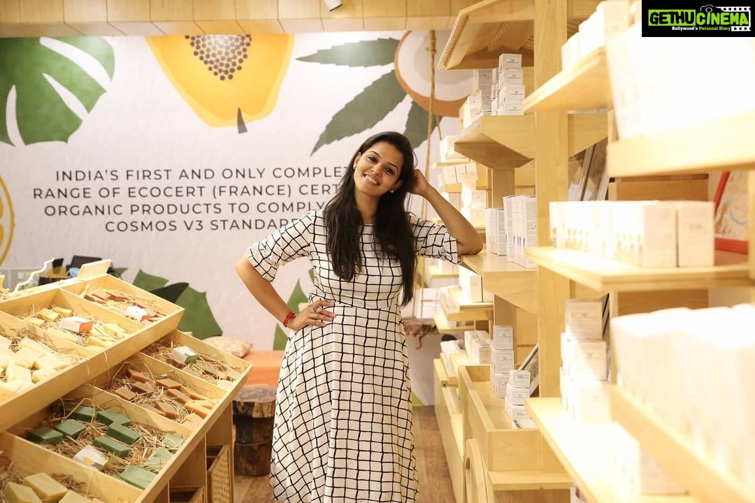 Swathishta Krishnan Instagram - Skincare is healthcare ❤️ Had a great experience, shopping at @juicy_chemistry .. Link in bio 😊 . . . Pc @vicky___075photography . . . #naturalskincare #skincare #skincareroutine #beauty #organicskincare #natural #healthyskin #naturalbeauty #selfcare #glowingskin #skincareproducts #organic #skin #vegan #crueltyfree #skincaretips #antiaging #veganskincare #cleanbeauty #greenbeauty #beautycare #acne #naturalproducts #handmade #naturalskincareproducts #makeup #essentialoils #cosmetics #facial #bhfyp