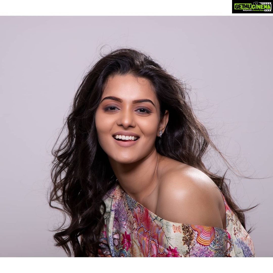 Swathishta Krishnan Instagram - Classic ππ . . . .Pc @gilbertphotographer Muah @pavihairandmakeup Outfit @ibhuvana.store Styling @lekha__shree . . . . .behindwoods #behindwoodsgoldmedals #tamilactors #indiaglitztelugu #malayalamcinemas #malayalammoviesongs #mollywood #telugucinema #tamil #kollywoodmovie #jewellery #gowns #bluegown #tiktokgirls #tamilheroines #behindwoods #behindwoodsgoldmedals#malayalamsongs #malayalamcinema #malayalamsongs #malayalam #malayalamheroines #malayalammonday #kollywoodqueen #behindw