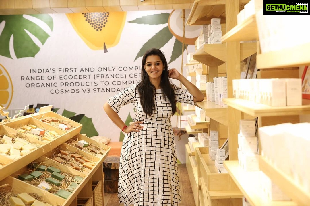 Swathishta Krishnan Instagram - Skincare is healthcare ❤️ Had a great experience, shopping at @juicy_chemistry .. Link in bio 😊 . . . Pc @vicky___075photography . . . #naturalskincare #skincare #skincareroutine #beauty #organicskincare #natural #healthyskin #naturalbeauty #selfcare #glowingskin #skincareproducts #organic #skin #vegan #crueltyfree #skincaretips #antiaging #veganskincare #cleanbeauty #greenbeauty #beautycare #acne #naturalproducts #handmade #naturalskincareproducts #makeup #essentialoils #cosmetics #facial #bhfyp