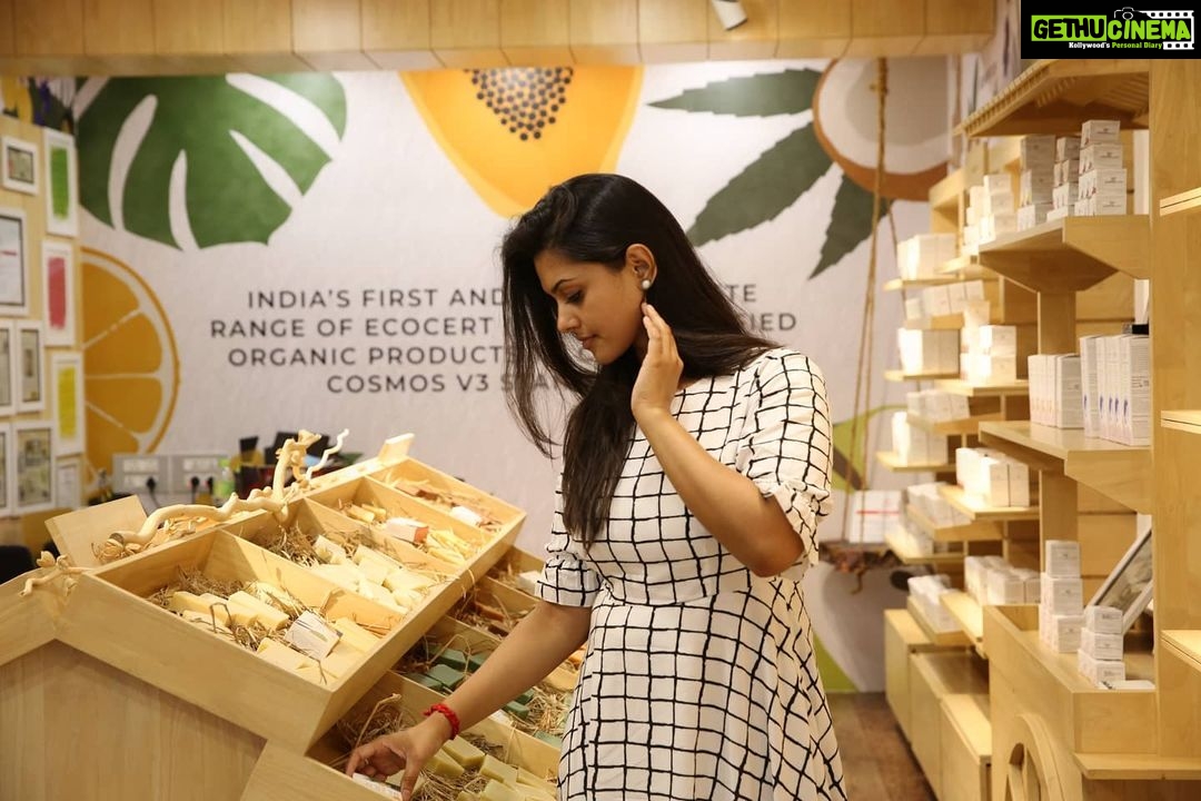 Swathishta Krishnan Instagram - Skincare is healthcare ❤️ Had a great experience, shopping at @juicy_chemistry .. Link in bio 😊 . . . Pc @vicky___075photography . . . #naturalskincare #skincare #skincareroutine #beauty #organicskincare #natural #healthyskin #naturalbeauty #selfcare #glowingskin #skincareproducts #organic #skin #vegan #crueltyfree #skincaretips #antiaging #veganskincare #cleanbeauty #greenbeauty #beautycare #acne #naturalproducts #handmade #naturalskincareproducts #makeup #essentialoils #cosmetics #facial #bhfyp