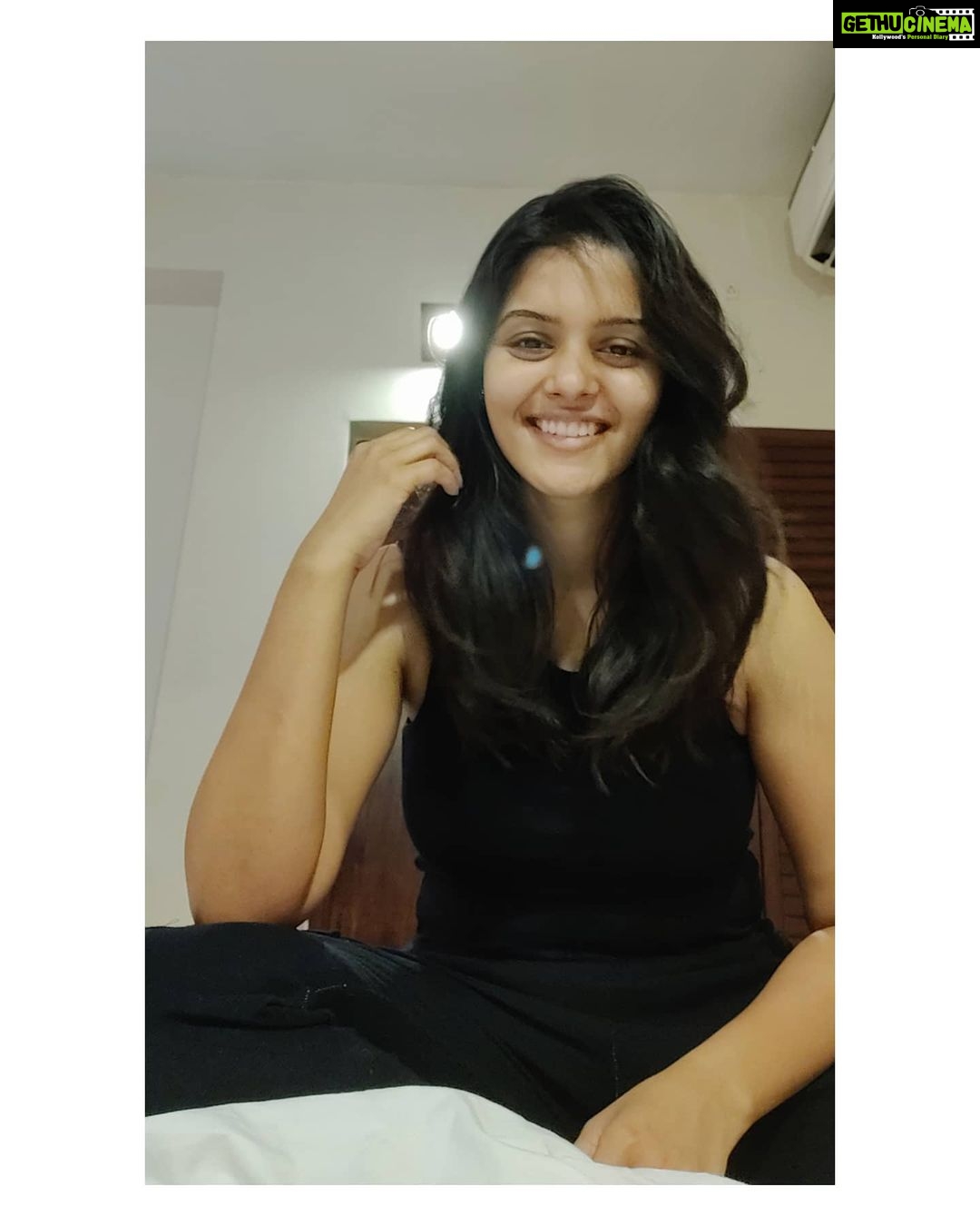 Swathishta Krishnan Instagram - Wishing you all a day full of sunny smiles and happy thoughts 😁😁😁 . . . .