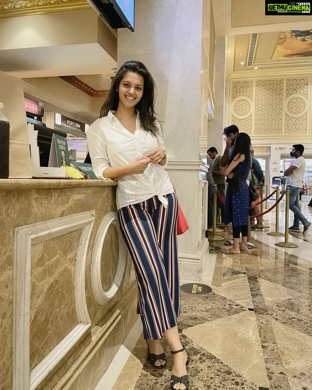 Swathishta Krishnan Instagram - Too glam to give a DAMN 😁❤️ . . Pc @sri_chandra_mudhra (pls start ur own page ) 🤛🤛 . . . #smiling#behindwoods #behindwoodsgoldmedals #tamilactors #indiaglitztelugu #malayalamcinemas #malayalammoviesongs #mollywood #telugucinema #tamil #kollywoodmovie #jewellery #gowns #bluegown #tiktokgirls #tamilheroines #behindwoods #behindwoodsgoldmedals#malayalamsongs #malayalamcinema #malayalamsongs #malayalam #malayalamheroines #malayalammonday #kollywoodqueen #behindwoods #indiaglitzmalayalam #asianet Palazzo Cinemas