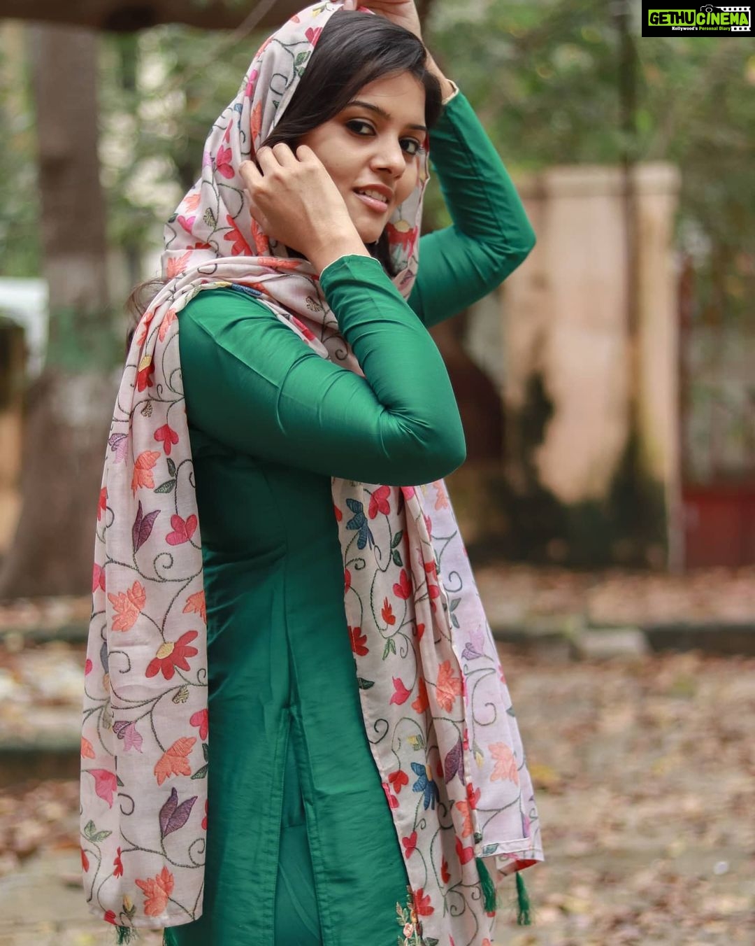 Swathishta Krishnan Instagram - The art of EYE CONTACT ❤️😁😁 . . . Pc @hakunamatata_sai when next??😁 . . . .