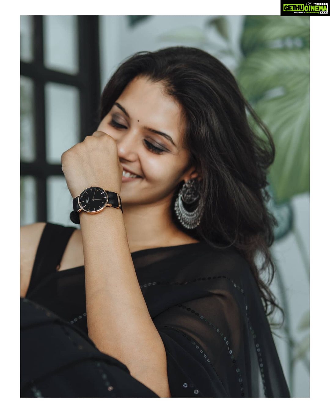 Swathishta Krishnan Instagram - Black Friday Alert! 🔥 @danielwellington is spoiling us with their crazy Black Friday deals! 50% off on selected watches!!!🔥😱Add my code DWSWATHI for an extra 15% at purchase. Offer valid till stock lasts! . . . . #danielwellington