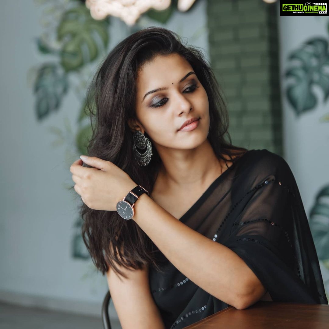 Swathishta Krishnan Instagram - Lightening up this Diwali with my all new @danielwellington watch✨ Love how versatile the watch is and can be styles in so many ways. A perfect give for pampering yourselves or even your loved ones. Shop any two products and get a 10% off. Plus, use my code DWSWATHI to avail an extra 15% benefit. . . . . #DWali #Danielwellington💫💥 . . . Captured by @jb__jonathan Location @mokkacafettk @mokka__cafe . . .