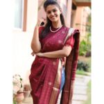 Swathishta Krishnan Instagram - Playing dress up begins at the age of 5 and never really ends 😆😆 #throwback . . Draping a silk saree with jeans ❤️ styled by @monz_tastefulmemories ❤️ Pc @vicky___075photography . . . . . . Home Sweet Home