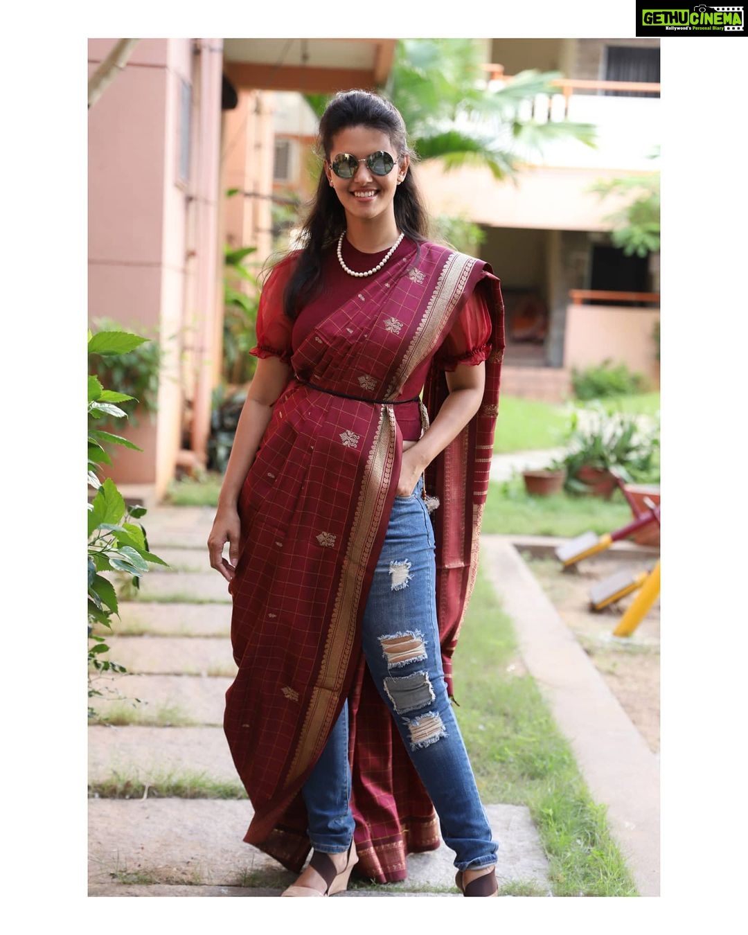 Swathishta Krishnan Instagram - Playing dress up begins at the age of 5 and never really ends 😆😆 #throwback . . Draping a silk saree with jeans ❤️ styled by @monz_tastefulmemories ❤️ Pc @vicky___075photography . . . . . . Home Sweet Home