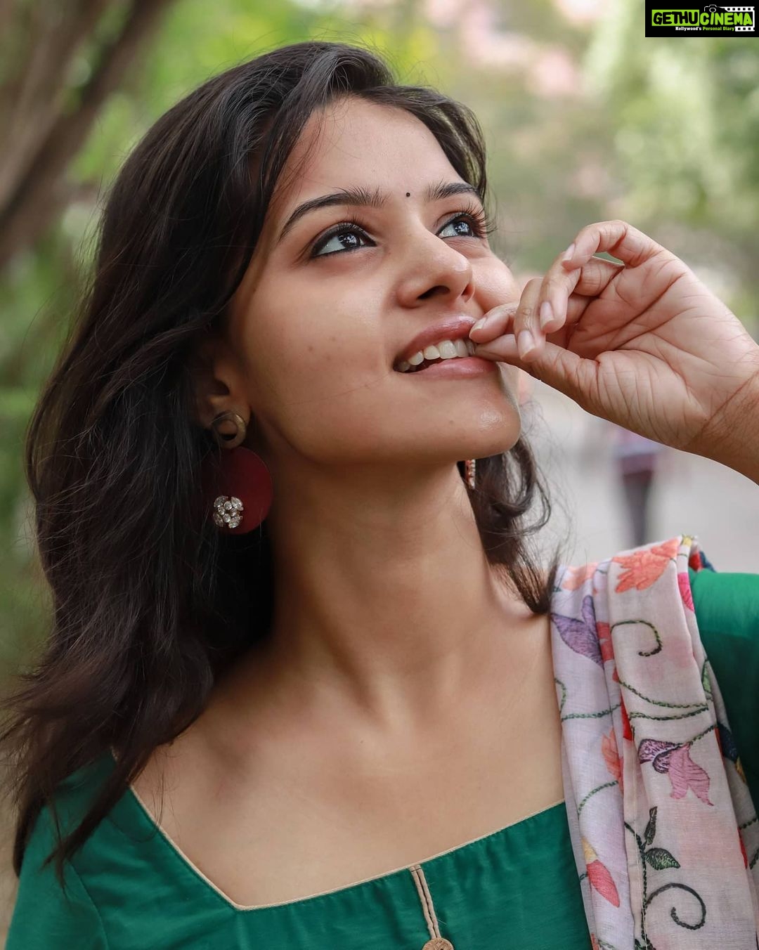 Swathishta Krishnan Instagram - Sometimes I just look up SMILE and Say Swathishta Krishnan Instagram - Sometimes I just look up SMILE and Say
