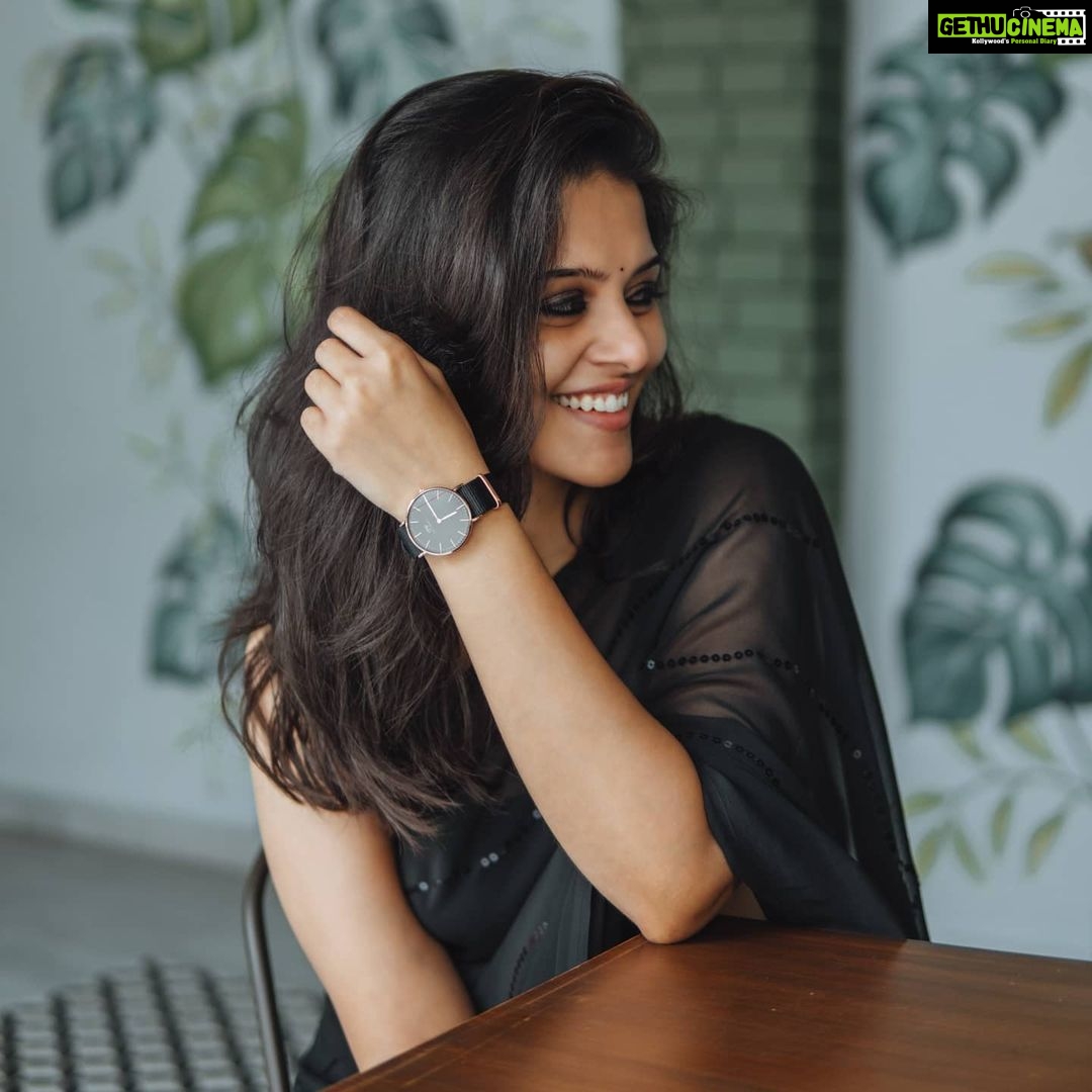 Swathishta Krishnan Instagram - Lightening up this Diwali with my all new @danielwellington watch✨ Love how versatile the watch is and can be styles in so many ways. A perfect give for pampering yourselves or even your loved ones. Shop any two products and get a 10% off. Plus, use my code DWSWATHI to avail an extra 15% benefit. . . . . #DWali #Danielwellington💫💥 . . . Captured by @jb__jonathan Location @mokkacafettk @mokka__cafe . . .