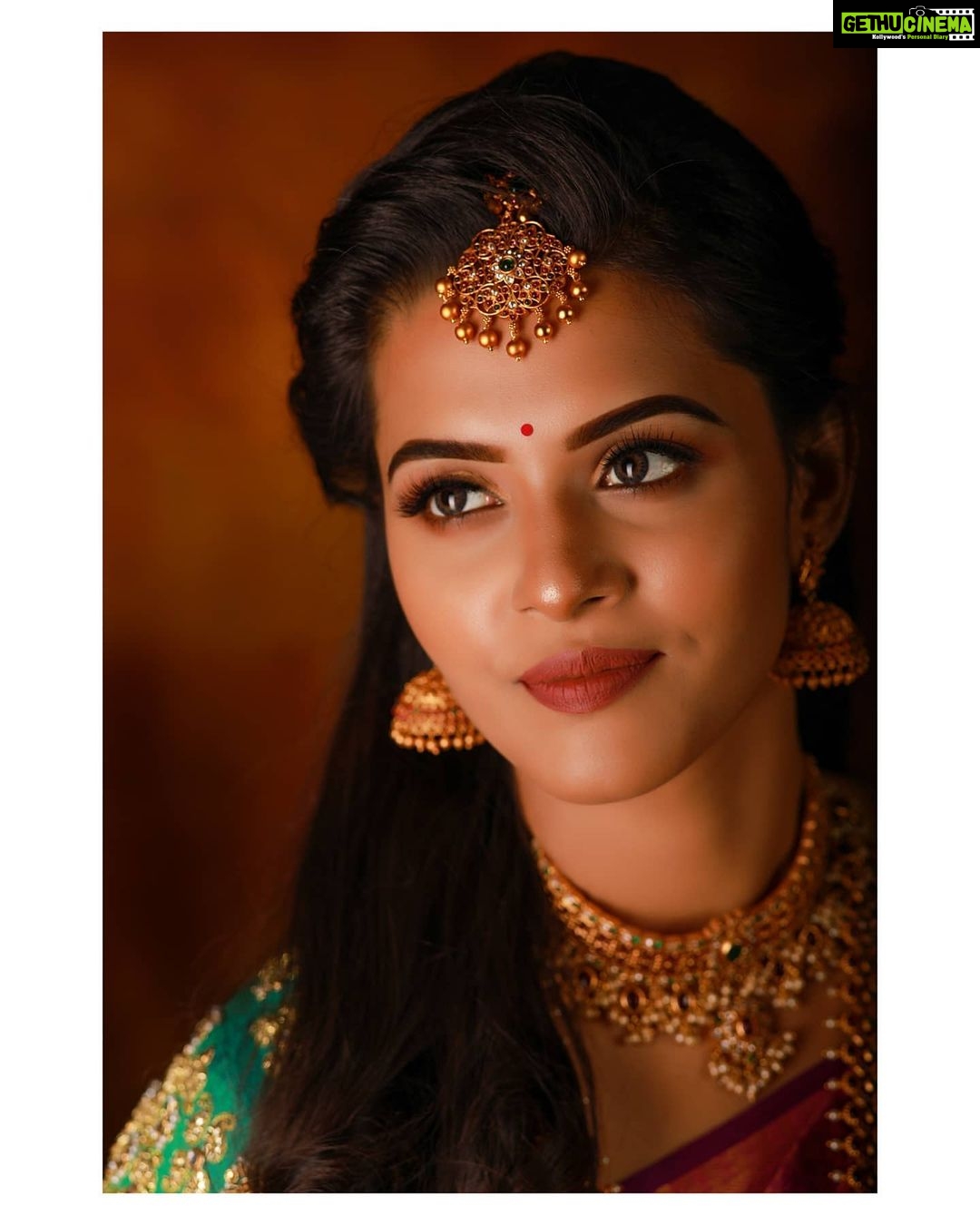 Swathishta Krishnan Instagram - From having heavy HD makeup to some simple and elegant stuff, things have changed totally when it comes to bridal makeup... Now take a look at this simple one . . . Link in bio . . . . . #bridalmakeup #makeupartist #makeup #bride #weddingmakeup #wedding #mua #bridal #bridalhair #bridalmakeupartist #beauty #weddingphotography #indianbride #indianwedding #makeuptutorial #hudabeauty #weddingdress #bridesmaids #bridetobe #weddinginspiration #wakeupandmakeup #maccosmetics #makeuplover #anastasiabeverlyhills #weddingday #love #makeuplooks #photography #weddinghair #bhfyp