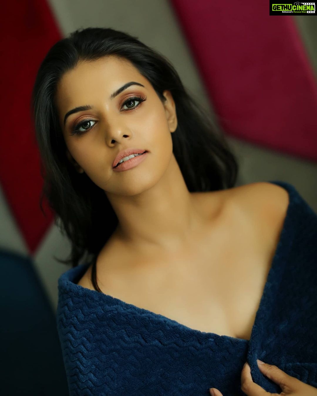Swathishta Krishnan Instagram - Let the blue sky meet the blue sea and all is BLUE FOR A TIME 💙 . . . Thanking my lovely ladies for this series of pictures... Lots more to come 😁 . . Captured by @padambyveni 💙💙 Makeover @kirthana_mua 💙💙 Location @spacedge_interiors . . . . #behindwoods #behindwoodsgoldmedals #tamilactors #indiaglitztelugu #malayalamcinemas #malayalammoviesongs #mollywood #telugucinema #tamil #kollywoodmovie #jewellery #gowns #bluegown #tiktokgirls #tamilheroines #behindwoods #behindwoodsgoldmedals#malayalamsongs #malayalamcinema #malayalamsongs #malayalam #malayalamheroines #malayalammonday #kollywoodqueen #behindwoods #indiaglitzmalayalam #asianet