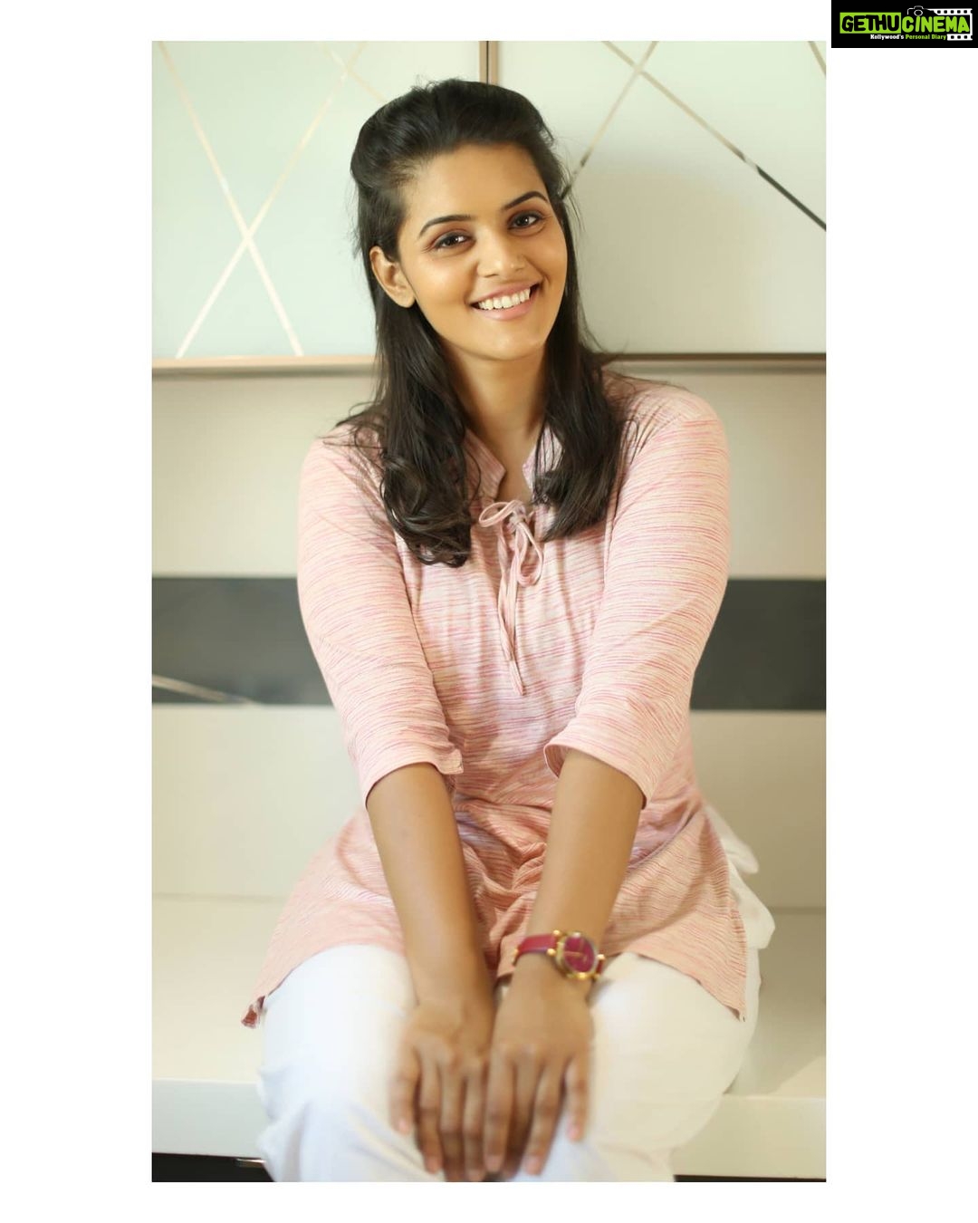 Swathishta Krishnan Instagram - Every SMILE makes you a day YOUNGER 😊 . . 📸 @padambyveni . . . . ..#behindwoods #behindwoodsgoldmedals #tamilactors #indiaglitztelugu #malayalamcinemas #malayalammoviesongs #mollywood #telugucinema #tamil #kollywoodmovie #jewellery #gowns #bluegown #tiktokgirls #tamilheroines #behindwoods #behindwoodsgoldmedals#malayalamsongs #malayalamcinema #malayalamsongs #malayalam #malayalamheroines #malayalammonday #kollywoodqueen #behindwoods #indiaglitzmalayalam #asianet