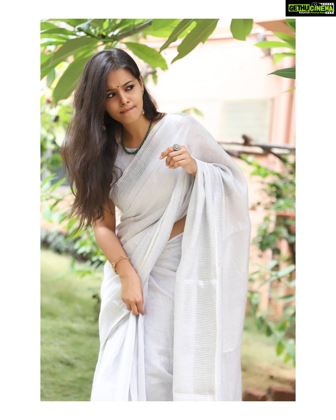 Swathishta Krishnan Instagram - HEY 🖐️ . . . Beautiful saree by @mon_ni_zha ❤️ Shot by @vicky___075photography ❤️ . . . ..#behindwoods #behindwoodsgoldmedals #tamilactors #indiaglitztelugu #malayalamcinemas #malayalammoviesongs #mollywood #telugucinema #tamil #kollywoodmovie #jewellery #gowns #bluegown #tiktokgirls #tamilheroines #behindwoods #behindwoodsgoldmedals#malayalamsongs #malayalamcinema #malayalamsongs #malayalam #malayalamheroines #malayalammonday #kollywoodqueen #behindwoods #indiaglitzmalayalam #asianet