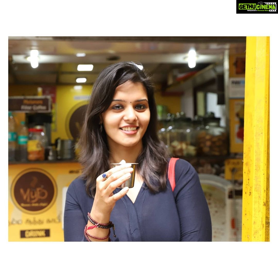 Swathishta Krishnan Instagram - Good ideas start with BRAINSTORMING Great ideas start with COFFEE☕ . I miss my ME TIME , sitting all alone in a cafe, sipping my favorite filter coffee 😔Hope we bounce back soon...Hope things get back to normal soon...🤞🤞. PRAYERS 🙏 . . . How many of you miss going out for a coffee ??? And let me know ur favourite spots in Chennai... I've listed mine in the bio 😊 Pc @vicky___075photography . . . .