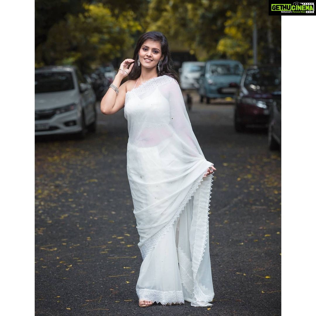 Swathishta Krishnan Instagram - 💞💞 Wearing @archana_aarthi ❤️ can't stop loving this saree dear Captured by @thshooter ❤️ Makeover @artistrybysupriya ❤️ . . . . ...#behindwoods #behindwoodsgoldmedals #tamilactors #indiaglitztelugu #malayalamcinemas #malayalammoviesongs #mollywood #telugucinema #tamil #kollywoodmovie #jewellery #gowns #bluegown #tiktokgirls #tamilheroines #behindwoods #behindwoodsgoldmedals#malayalamsongs #malayalamcinema #malayalamsongs #malayalam #malayalamheroines #malayalammonday #kollywoodqueen #behindwoods #indiaglitzmalayalam #asianet