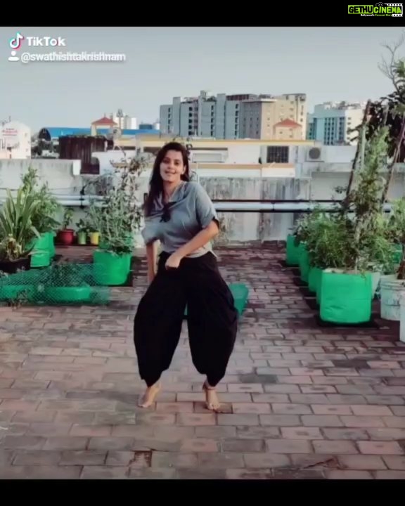 Swathishta Krishnan Instagram - Newbee on tiktok😅 My all time favorite song n everyone's favourite @simranrishibagga❤️❤️❤️ . . #worlddanceday
