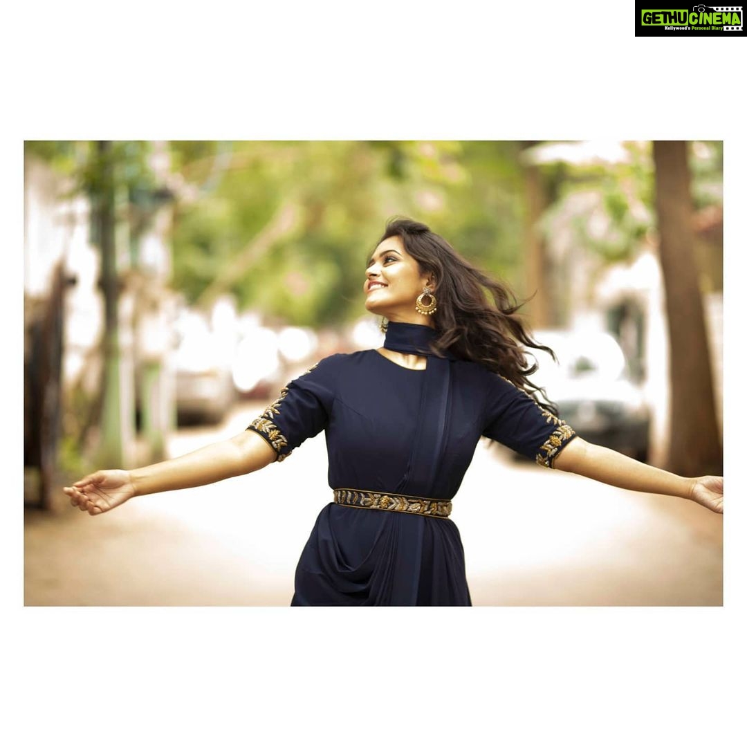 Swathishta Krishnan Instagram - Believe that today is going to be a really really GOOD DAY ❤️ . . Wearing @ibhuvana.store Makeover @artistrybysupriya Photography @framemadras . . . #throwbackseries ..#behindwoods #behindwoodsgoldmedals #tamilactors #indiaglitztelugu #malayalamcinemas #malayalammoviesongs #mollywood #telugucinema #tamil #kollywoodmovie #jewellery #gowns #bluegown #tiktokgirls #tamilheroines #behindwoods #behindwoodsgoldmedals#malayalamsongs #malayalamcinema #malayalamsongs #malayalam #malayalamheroines #malayalammonday #kollywoodqueen #behindwoods #indiaglitzmalayalam #asianet