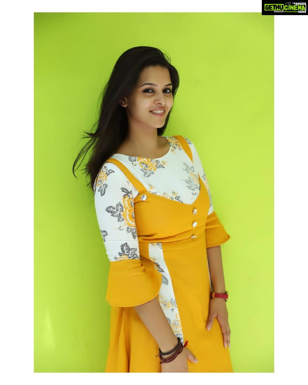 Swathishta Krishnan Instagram - Pic 1 : No edit Pic 2 : palich palich 😅😅 . . . PC @vicky___075photography ❤️ EC : @mikkie_photographhy❤️ . . #throwbackseries ..#behindwoods #behindwoodsgoldmedals #tamilactors #indiaglitztelugu #malayalamcinemas #malayalammoviesongs #mollywood #telugucinema #tamil #kollywoodmovie #jewellery #gowns #bluegown #tiktokgirls #tamilheroines #behindwoods #behindwoodsgoldmedals#malayalamsongs #malayalamcinema #malayalamsongs #malayalam #malayalamheroines #malayalammonday #kollywoodqueen #behindwoods #indiaglitzmalayalam #asianet