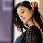 Swathishta Krishnan Instagram - All things BLACK 🖤 . . Beautiful accesories from @fineshinejewels Thank you @thatmadraskaran for giving the best in 5minutes Thank you darling @vickys_makeover_studio Hairdo @whamsalon . . . . . #vikramfromjune3 #vikrampromotion #blacksaree #kamalhaasanvikram #fahadhfaasil #kamalhaasan #vikram #surya #lokeshkanagaraj #vijaysethupathi #anirudh #redgiants #udhaynidhistalin #vijaytv #sonymusic #sonysouthmusic #hotstar #rajkamalfilmsinternational