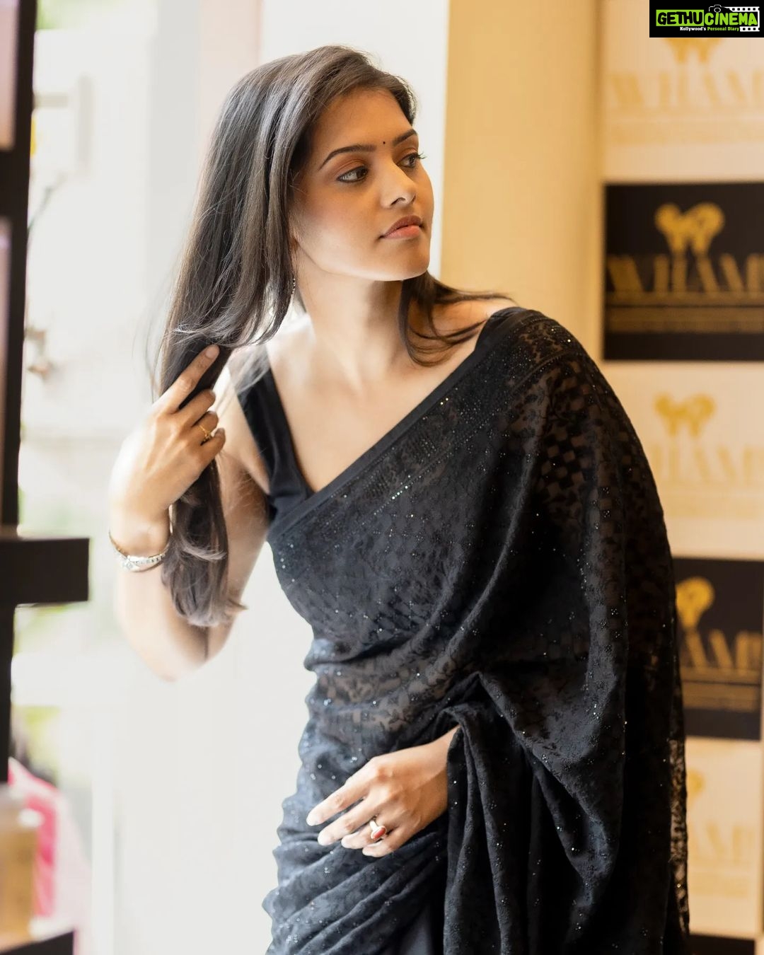 Swathishta Krishnan Instagram - Quick fix 🖤 Thank you @thatmadraskaran for giving the best in 5minutes Thank you darling @vickys_makeover_studio Hairdo @whamsalon Beautiful saree from @shanus_boutique . . . . . . #vikramfromjune3 #vikrampromotion #blacksaree #kamalhaasanvikram #fahadhfaasil #kamalhaasan #vikram #surya #lokeshkanagaraj #vijaysethupathi #anirudh #redgiants #udhaynidhistalin #vijaytv #sonymusic #sonysouthmusic #hotstar #rajkamalfilmsinternational