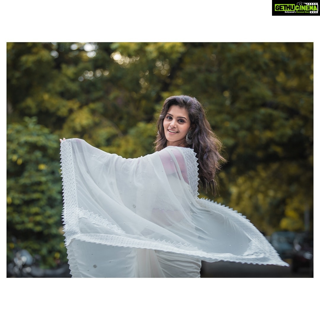 Swathishta Krishnan Instagram - You guys gotto bear with me again...this series is like never ending 😅 . . Wearing @archana_aarthi Captured by @thshooter Makeover @artistrybysupriya . . . ...#behindwoods #behindwoodsgoldmedals #tamilactors #indiaglitztelugu #malayalamcinemas #malayalammoviesongs #mollywood #telugucinema #tamil #kollywoodmovie #jewellery #gowns #bluegown #tiktokgirls #tamilheroines #behindwoods #behindwoodsgoldmedals#malayalamsongs #malayalamcinema #malayalamsongs #malayalam #malayalamheroines #malayalammonday #kollywoodqueen #behindwoods #indiaglitzmalayalam #asianet