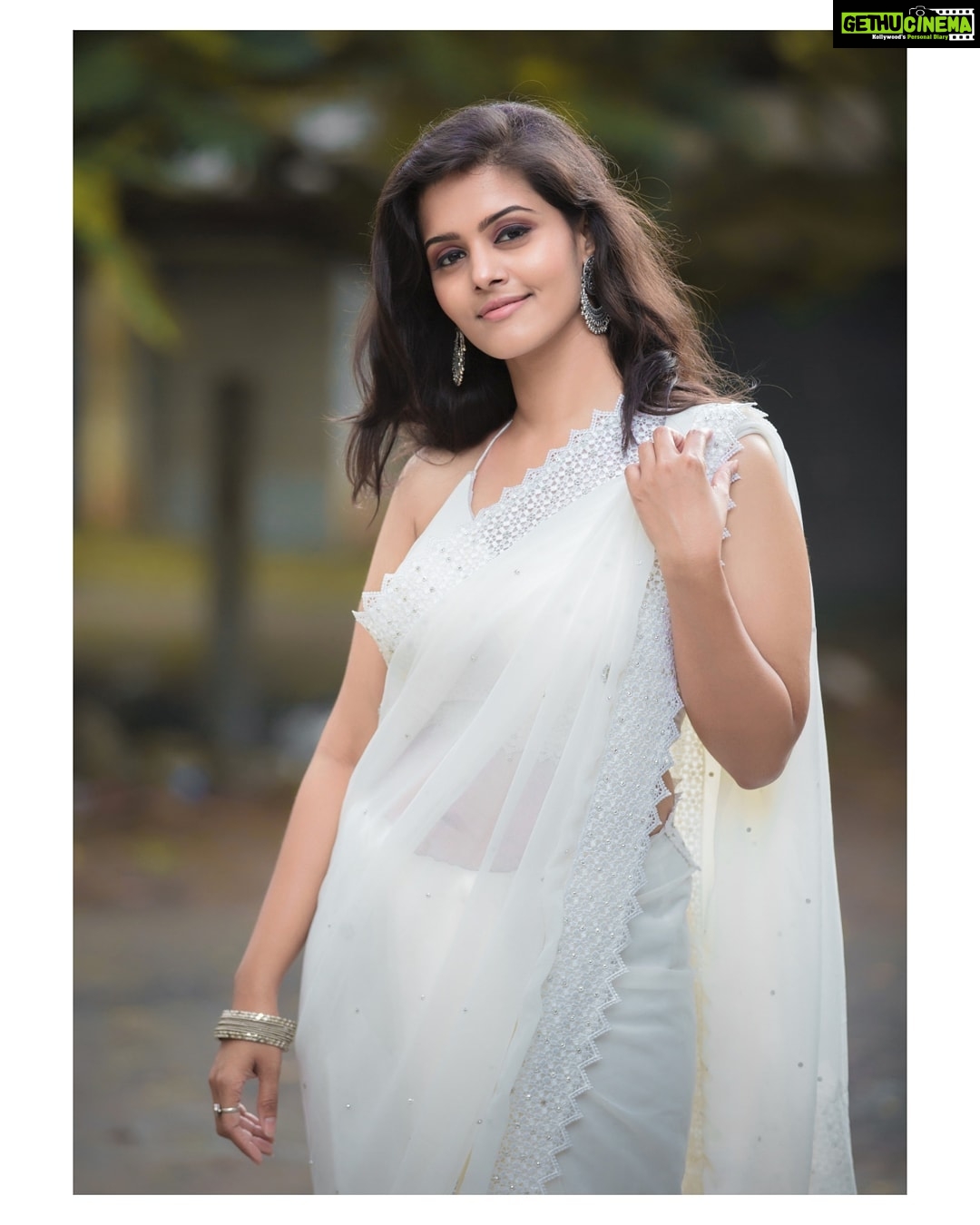 Swathishta Krishnan Instagram - Veesum kaatruku poovai theriyadha ?🌸 . . . Wearing @archana_aarthi 🌸 Beautifully captured by @thshooter🌸 Makeover @artistrybysupriya🌸 . . . . ...#behindwoods #behindwoodsgoldmedals #tamilactors #indiaglitztelugu #malayalamcinemas #malayalammoviesongs #mollywood #telugucinema #tamil #kollywoodmovie #jewellery #gowns #bluegown #tiktokgirls #tamilheroines #behindwoods #behindwoodsgoldmedals#malayalamsongs #malayalamcinema #malayalamsongs #malayalam #malayalamheroines #malayalammonday #kollywoodqueen #behindwoods #indiaglitzmalayalam #asianet