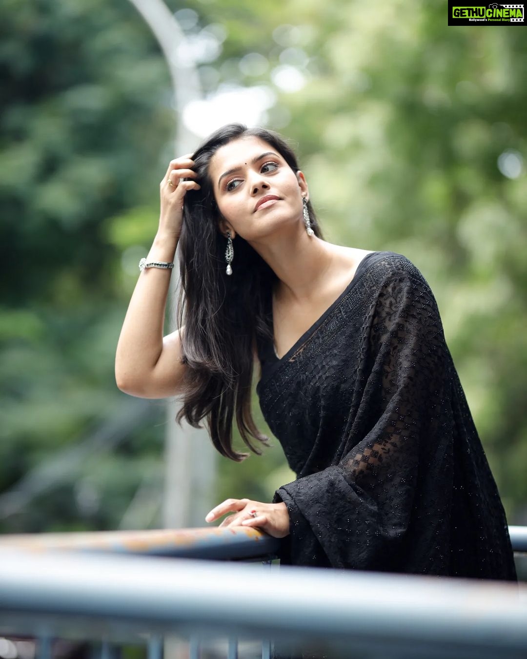 Swathishta Krishnan Instagram - Quick fix 🖤 Thank you @thatmadraskaran for giving the best in 5minutes Thank you darling @vickys_makeover_studio Hairdo @whamsalon Beautiful saree from @shanus_boutique . . . . . . #vikramfromjune3 #vikrampromotion #blacksaree #kamalhaasanvikram #fahadhfaasil #kamalhaasan #vikram #surya #lokeshkanagaraj #vijaysethupathi #anirudh #redgiants #udhaynidhistalin #vijaytv #sonymusic #sonysouthmusic #hotstar #rajkamalfilmsinternational