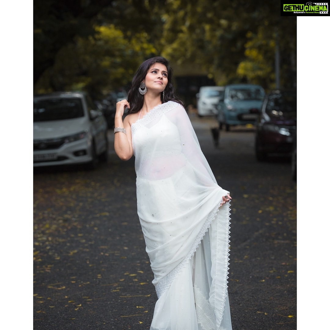 Swathishta Krishnan Instagram - You guys gotto bear with me again...this series is like never ending 😅 . . Wearing @archana_aarthi Captured by @thshooter Makeover @artistrybysupriya . . . ...#behindwoods #behindwoodsgoldmedals #tamilactors #indiaglitztelugu #malayalamcinemas #malayalammoviesongs #mollywood #telugucinema #tamil #kollywoodmovie #jewellery #gowns #bluegown #tiktokgirls #tamilheroines #behindwoods #behindwoodsgoldmedals#malayalamsongs #malayalamcinema #malayalamsongs #malayalam #malayalamheroines #malayalammonday #kollywoodqueen #behindwoods #indiaglitzmalayalam #asianet