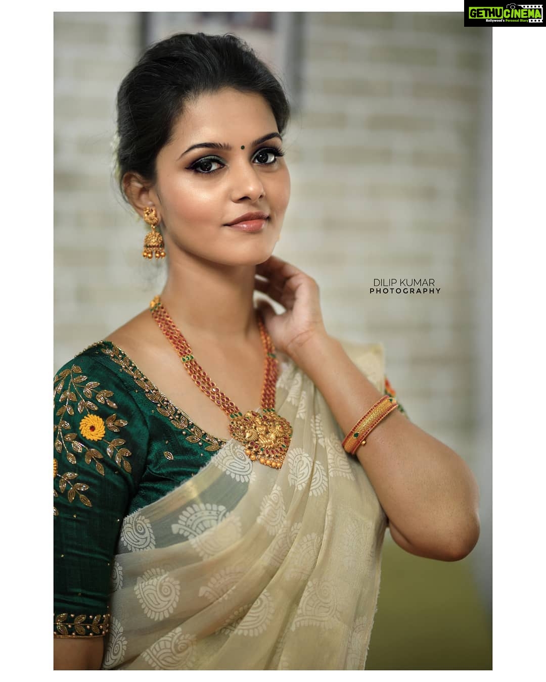 Swathishta Krishnan Instagram - Diwali ❤️ Link in bio ...pls do check it out guys ❤️ . . . Wearing @mabia_mb Jewelry @fineshinejewels Makeup @beautyblissbydivs Hairdo @divastylistmakeupartistry Captured by @dilipkumar_photography . . . . . ...#behindwoods #behindwoodsgoldmedals #tamilactors #indiaglitztelugu #malayalamcinemas #malayalammoviesongs #mollywood #telugucinema #tamil #kollywoodmovie #jewellery #gowns #bluegown #tiktokgirls #tamilheroines #behindwoods #behindwoodsgoldmedals#malayalamsongs #malayalamcinema #malayalamsongs #malayalam #malayalamheroines #malayalammonday #kollywoodqueen #behindwoods #indiaglitzmalayalam #asianet