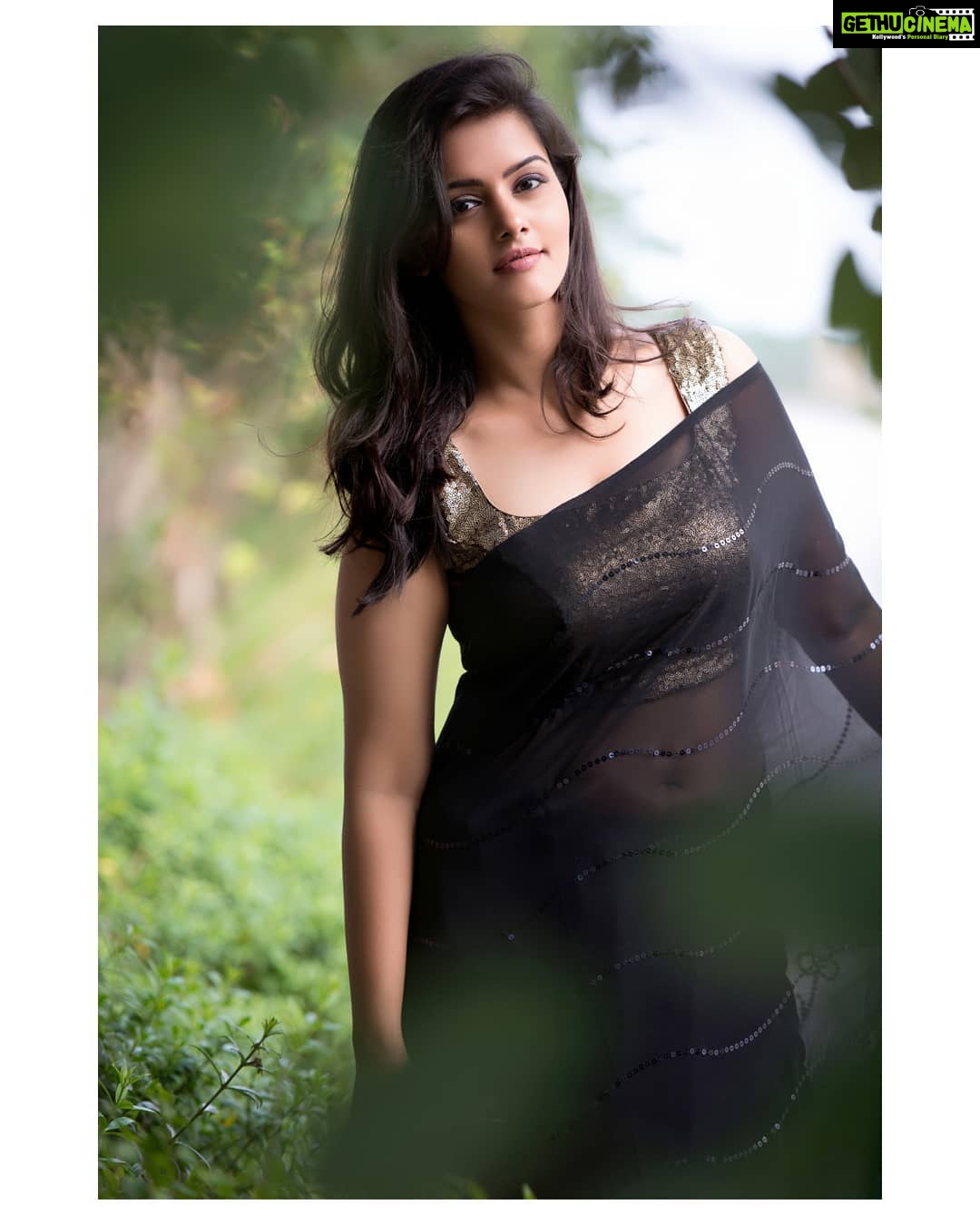Swathishta Krishnan Instagram - #1 BLACK 🖤 Thank you team Photography @vijayvendhan Makeover @artistrybysupriya Beautifully crafted blouse by @labelmana . . . . .....#behindwoods #behindwoodsgoldmedals #tamilactors #indiaglitztelugu #malayalamcinemas #malayalammoviesongs #mollywood #telugucinema #tamil #kollywoodmovie #jewellery #gowns #bluegown #tiktokgirls #tamilheroines #behindwoods #behindwoodsgoldmedals#malayalamsongs #malayalamcinema #malayalamsongs #malayalam #malayalamheroines #malayalammonday #kollywoodqueen #behindwoods #indiaglitzmalayalam #asianet