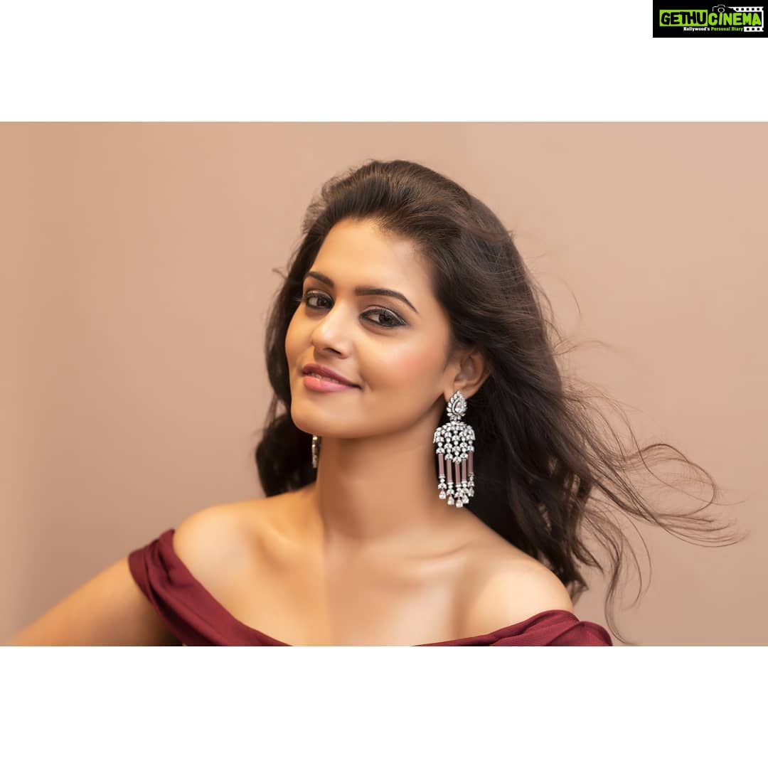 Swathishta Krishnan Instagram - Check out Link in my bio ๐ Wearing @ibhuvana.store Earrings @fineshinejewels Makeover @artistrybysupriya PC @framemadras . . . . .....#behindwoods #behindwoodsgoldmedals #tamilactors #indiaglitztelugu #malayalamcinemas #malayalammoviesongs #mollywood #telugucinema #tamil #kollywoodmovie #jewellery #gowns #bluegown #tiktokgirls #tamilheroines #behindwoods #behindwoodsgoldmedals#malayalamsongs #malayalamcinema #malayalamsongs #malayalam #malayalamheroines #malayalammonday #kollywoodqueen #behindwoods #indiaglitzmalayalam #asianet