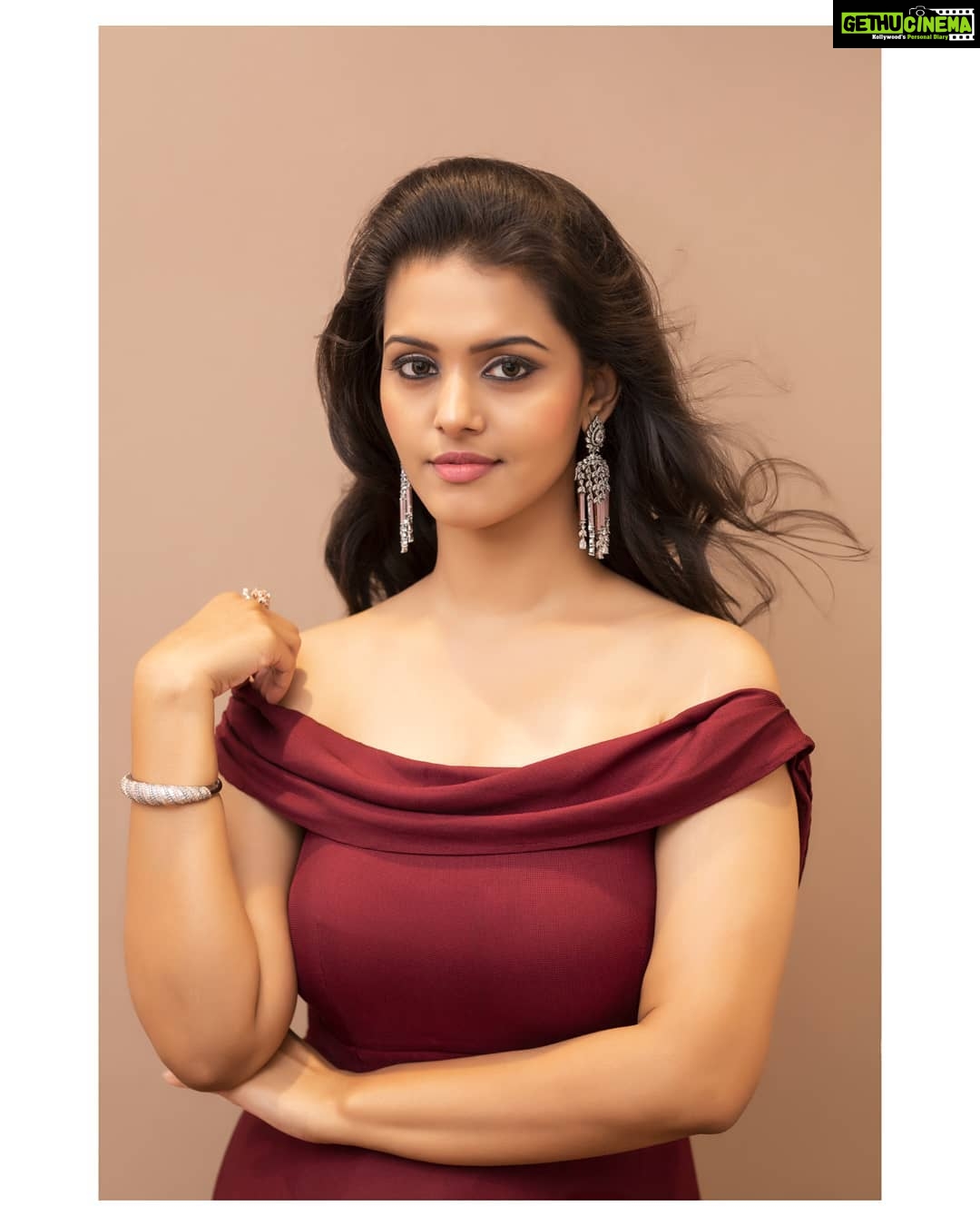 Swathishta Krishnan Instagram - Eyes tell more than words could ever say 💕 Click on the link in bio 😊 Makeover @artistrybysupriya Wearing @ibhuvana.store Earings @fineshinejewels PC @framemadras . . . . .....#behindwoods #behindwoodsgoldmedals #tamilactors #indiaglitztelugu #malayalamcinemas #malayalammoviesongs #mollywood #telugucinema #tamil #kollywoodmovie #jewellery #gowns #bluegown #tiktokgirls #tamilheroines #behindwoods #behindwoodsgoldmedals#malayalamsongs #malayalamcinema #malayalamsongs #malayalam #malayalamheroines #malayalammonday #kollywoodqueen #behindwoods #indiaglitzmalayalam #asianet