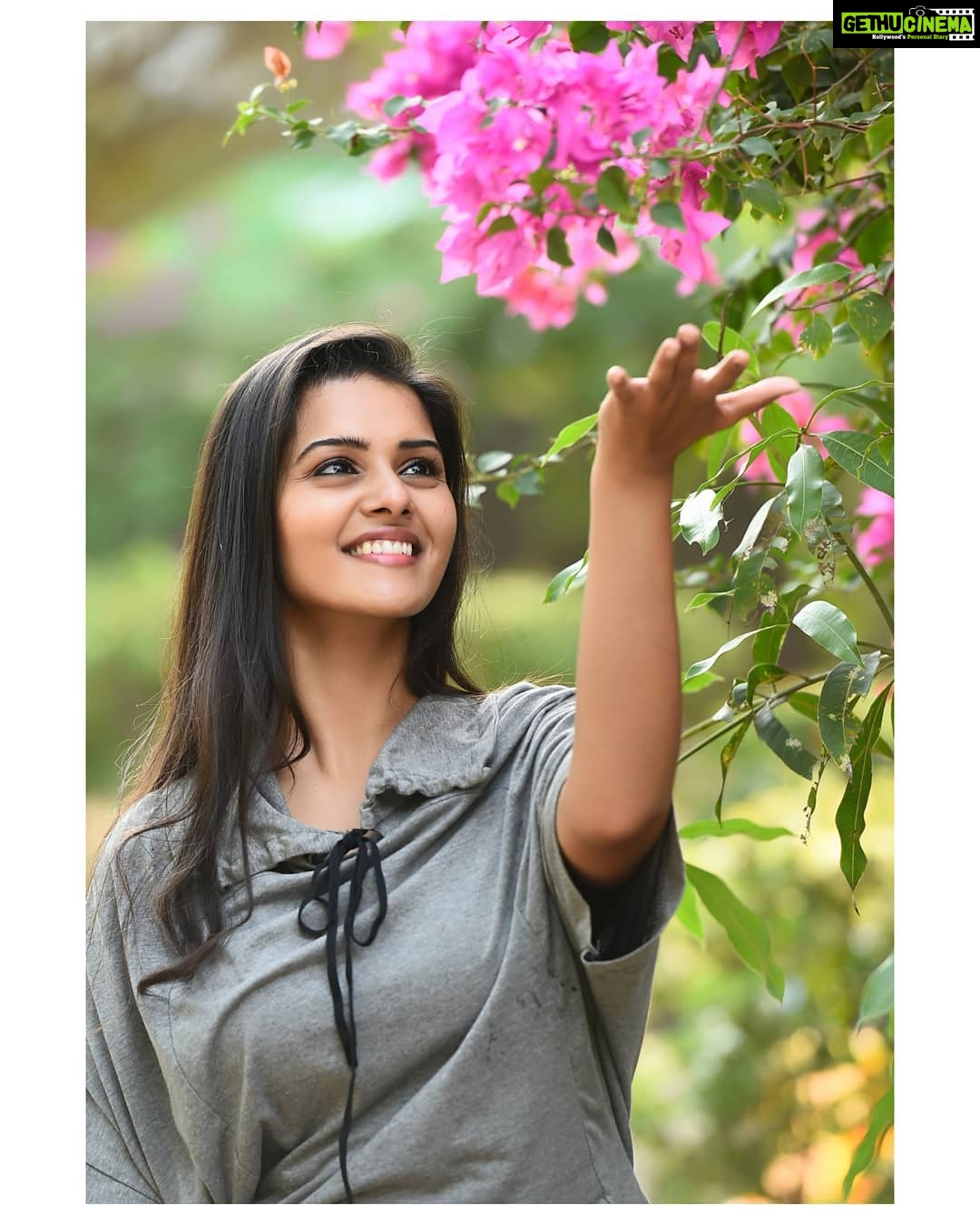 Swathishta Krishnan Instagram - Every flower blooms when it gets it's time 🌸🌸 . . . . ...#behindwoods #behindwoodsgoldmedals #tamilactors #indiaglitztelugu #malayalamcinemas #malayalammoviesongs #mollywood #telugucinema #tamil #kollywoodmovie #jewellery #gowns #bluegown #tiktokgirls #tamilheroines #behindwoods #behindwoodsgoldmedals#malayalamsongs #malayalamcinema #malayalamsongs #malayalam #malayalamheroines #malayalammonday #kollywoodqueen #behindwoods #indiaglitzmalayalam #asianet