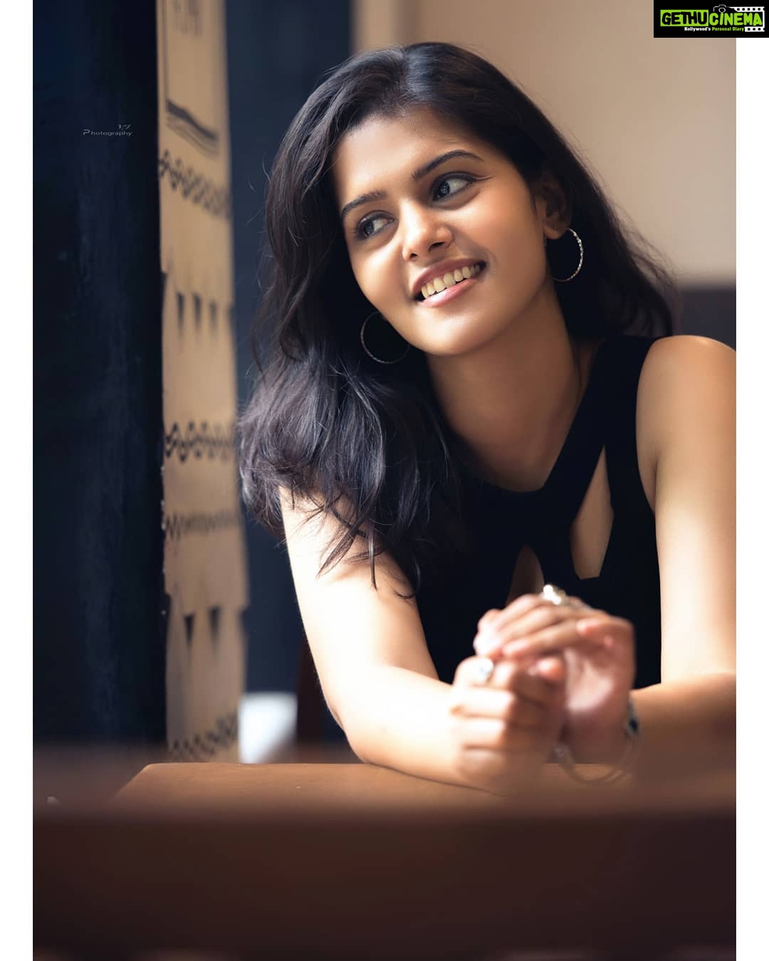 Swathishta Krishnan Instagram - Pick ur choice π€π€ Wearing @blendinstyle Photography @vijayvendhan . . . . ..#behindwoods #behindwoodsgoldmedals #tamilactors #indiaglitztelugu #malayalamcinemas #malayalammoviesongs #mollywood #telugucinema #tamil #kollywoodmovie #jewellery #gowns #bluegown #tiktokgirls #tamilheroines #behindwoods #behindwoodsgoldmedals#malayalamsongs #malayalamcinema #malayalamsongs #malayalam #malayalamheroines #malayalammonday #kollywoodqueen #behindwoods #indiaglitzmalayalam #asianet