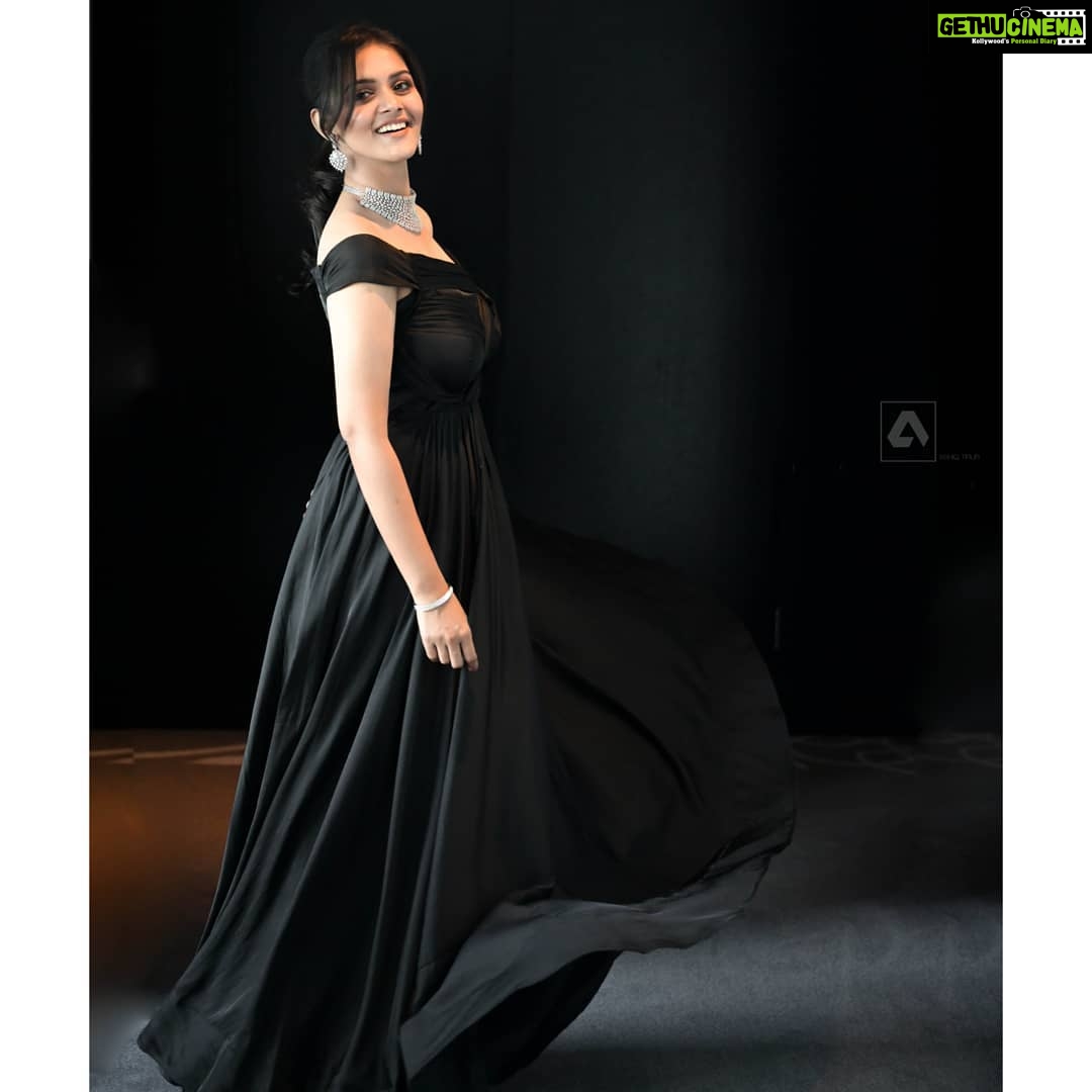 Swathishta Krishnan Instagram - 🖤🖤 Wearing @yoshnasbyela🥰 Beautiful Diamonds from @fineshinejewels Makeup @saisaipalma Hair @yhenglhynn Photography @portrait.kerala . . . . #siimainqatar #pantaloonssiima2019 #wdoha #siima2019 #heloapp #vibrimedia ..#behindwoods #behindwoodsgoldmedals #tamilactors #indiaglitztelugu #malayalamcinemas #malayalammoviesongs #mollywood #telugucinema #tamil #kollywoodmovie #jewellery #gowns #bluegown #tiktokgirls #tamilheroines #behindwoods #behindwoodsgoldmedals#malayalamsongs #malayalamcinema #malayalamsongs #malayalam #malayalamheroines #malayalammonday #kollywoodqueen #behindwoods #indiaglitzmalayalam #asianet W Hotel Doha