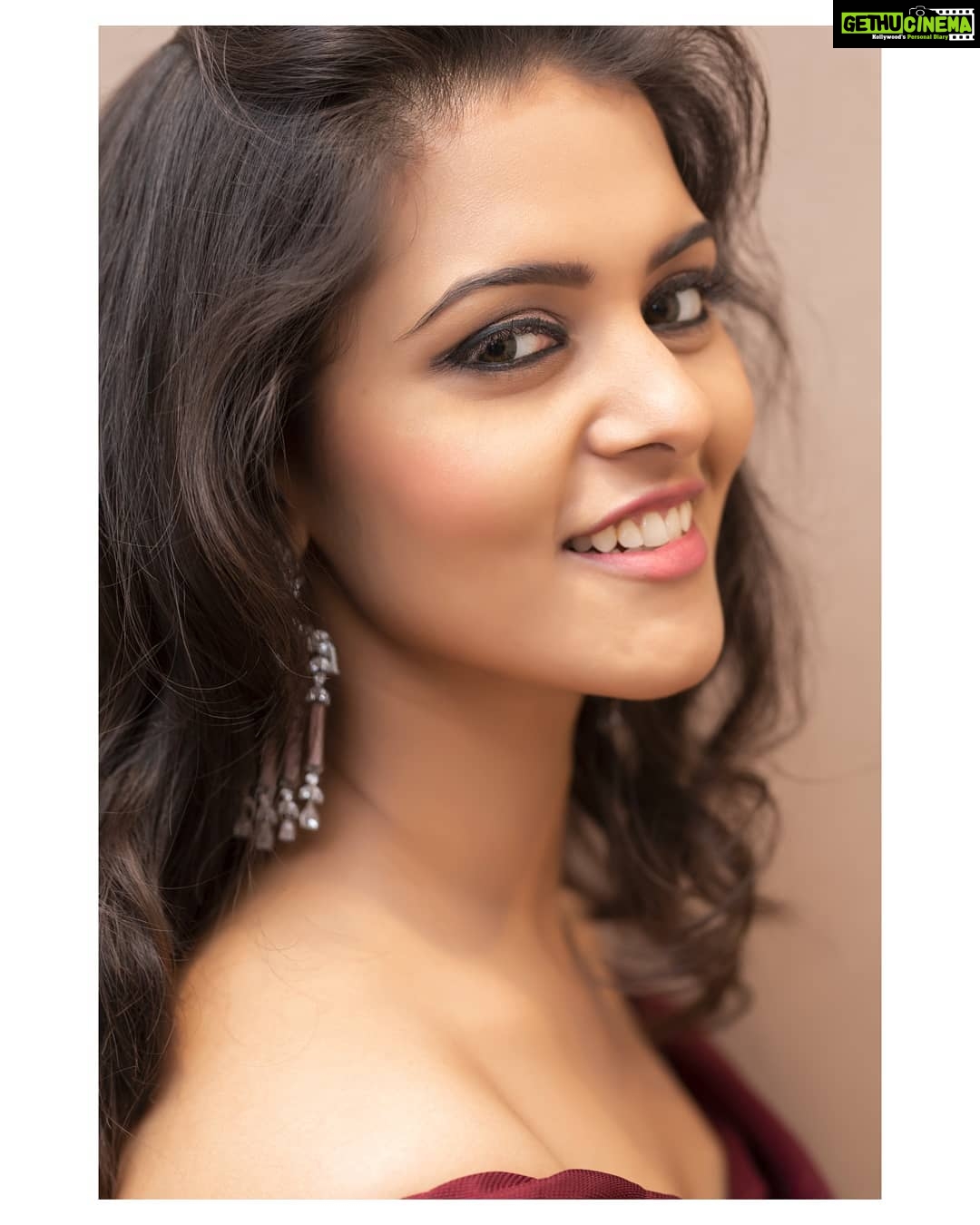 Swathishta Krishnan Instagram - Link in bio 😊 🥰 Makeover @artistrybysupriya Earings @fineshinejewels PC @framemadras . . ....#behindwoods #behindwoodsgoldmedals #tamilactors #indiaglitztelugu #malayalamcinemas #malayalammoviesongs #mollywood #telugucinema #tamil #kollywoodmovie #jewellery #gowns #bluegown #tiktokgirls #tamilheroines #behindwoods #behindwoodsgoldmedals#malayalamsongs #malayalamcinema #malayalamsongs #malayalam #malayalamheroines #malayalammonday #kollywoodqueen #behindwoods #indiaglitzmalayalam #asianet