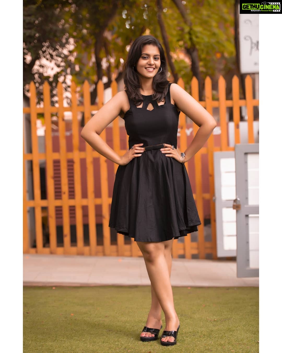 Swathishta Krishnan Instagram - Black 🖤 Wearing @blendinstyle 😘 📸 my favorite @vijayvendhan🤓 Retouch super talented n my recent favorite...can't thank him enough @framemadras ☺️☺️ . . . . . . ..#behindwoods #behindwoodsgoldmedals #tamilactors #indiaglitztelugu #malayalamcinemas #malayalammoviesongs #mollywood #telugucinema #tamil #kollywoodmovie #jewellery #gowns #bluegown #tiktokgirls #tamilheroines #behindwoods #behindwoodsgoldmedals#malayalamsongs #malayalamcinema #malayalamsongs #malayalam #malayalamheroines #malayalammonday #kollywoodqueen #behindwoods #indiaglitzmalayalam #asianet Osteria by That Madras Place