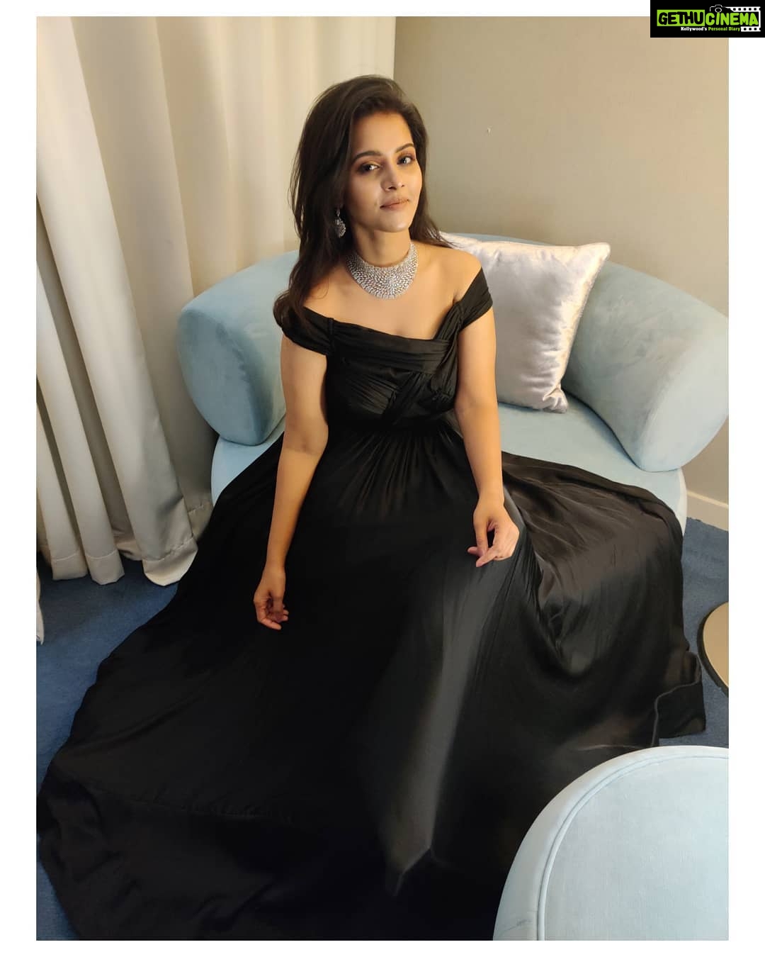 Swathishta Krishnan Instagram - Outfit @yoshnasbyela Makeup @saisaipalma Hair @yhenglhynn Jewellery @fineshinejewels 🥰 . . . . ..#behindwoods #behindwoodsgoldmedals #tamilactors #indiaglitztelugu #malayalamcinemas #malayalammoviesongs #mollywood #telugucinema #tamil #kollywoodmovie #jewellery #gowns #bluegown #tiktokgirls #tamilheroines #behindwoods #behindwoodsgoldmedals#malayalamsongs #malayalamcinema #malayalamsongs #malayalam #malayalamheroines #malayalammonday #kollywoodqueen #behindwoods #indiaglitzmalayalam #asianet W Hotel Doha