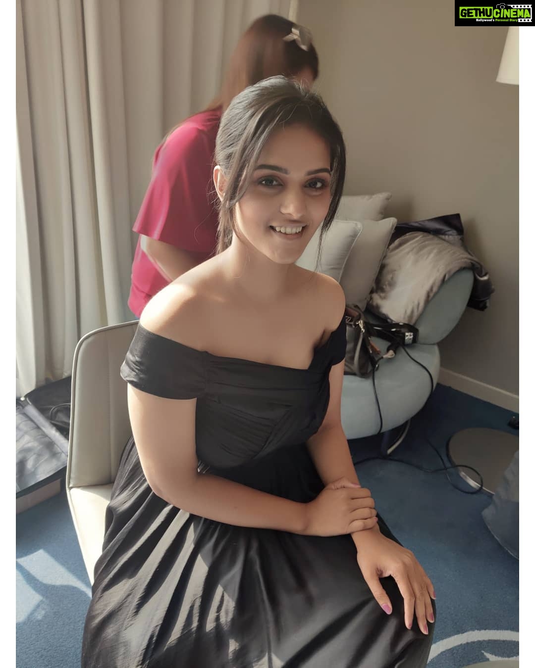 Swathishta Krishnan Instagram - Siima 2019 🌸 Can't wait to show u all what @portrait.kerala clicked 🥰 Makeup @saisaipalma .u r a sweet heart Hair @yhenglhynn🥰 Outfit @yoshnasbyela . . . . . . #siimainqatar #pantaloonssiima2019 #wdoha #siima2019 #visitquatar #summerinquatar #heloapp #vibrimedia #sonypictures W Doha