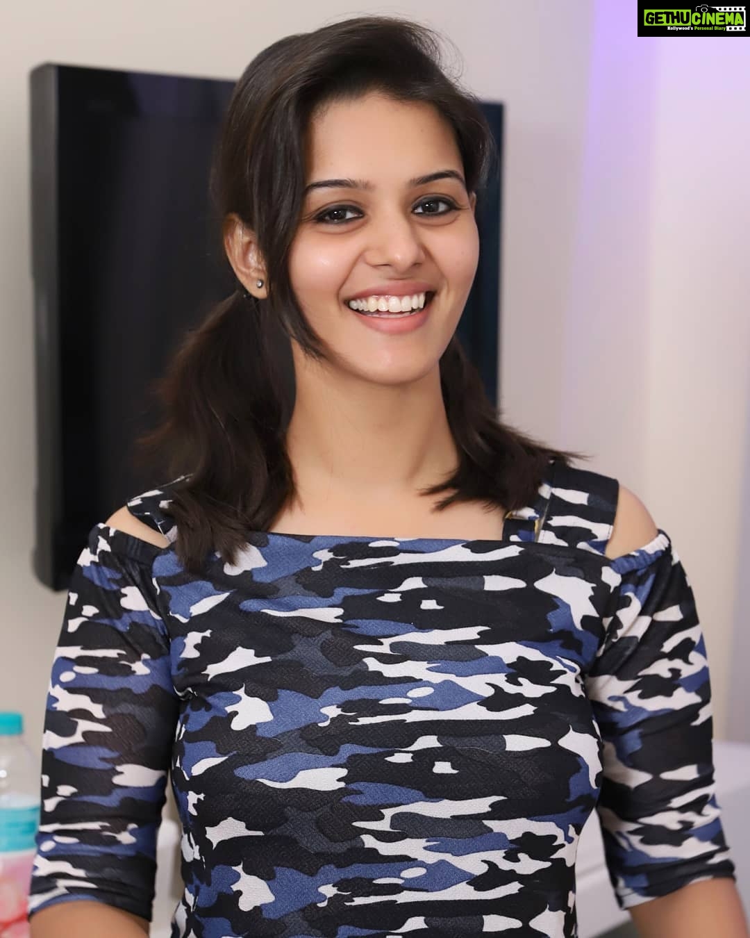 Swathishta Krishnan Instagram - Laughter is an instant vacation 🥰 Pc @vicky____075 . . . . . #indiaglitztelugu #malayalamcinemas #malayalammoviesongs #mollywood #telugucinema #tamil #kollywoodmovie #jewellery #gowns #bluegown #tiktokgirls #tamilheroines #behindwoods #behindwoodsgoldmedals#malayalamsongs #malayalamcinema #malayalamsongs #malayalam #malayalamheroines #malayalammonday #kollywoodqueen #behindwoods #indiaglitzmalayalam #asianet HOTEL Ambica Empire