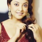 Tanushree Dutta Instagram - What's this big fuss over a nude photoshoot in 2022??🤔 Same question I ask myself everyday for the last 17 years after Ashiq banaya Apne released. What's the fuss over a few onscreen kisses & a well shot lovemaking song?? 🙄 The fuss is sometimes just to corner well meaning young artists, take away from their art & talent, Demean & shame them for expressing themselves. Old bollywood trick!💩 I was ostracized and ideated like a bloody porn star while no one questioned the lead actor (who was also involved in the kiss btw..I didn't kiss myself alone), no body pointed fingers at the director whose idea it was to shoot the song that way or the choreographer who shot the controversial song. I really started believing at one point that I had done something bad & that only I was responsible!! 😡😡🤬 So this is how the Bullywood Mafia functions just to give you an example. They use PR, media & law to go after whoever is a threat to their future prospects in any way. Or some rivalry maybe.. Multiple FIRs over an international shoot that too?? This is beyond unbelievable...🤕 Ranveer Singh..for the good Lord's sake speak up! 🙏