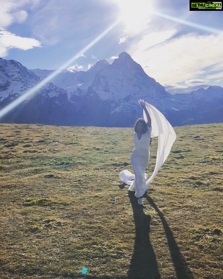 Tanya Hope Instagram - Dancing in the alps but I forgot my chiffon saree at home #amar Swiss Alps