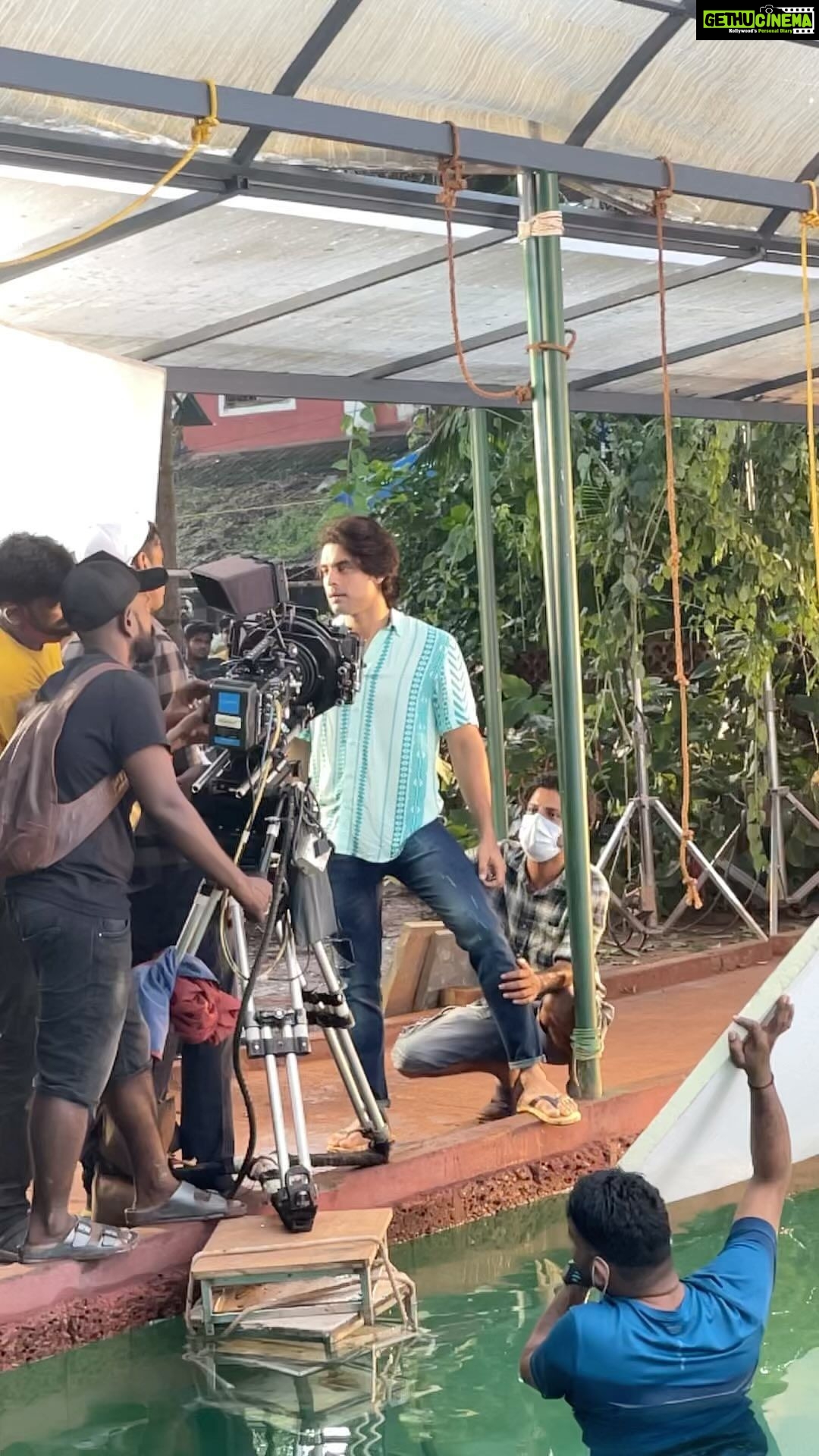 Tovino Thomas Instagram - “Adi kondonte chiri kandoli “ #behindthescenes #thallumaala @kalyanipriyadarshan @ashiqusman @khalidh.rahman @parari_muhsin @ashraf_hamzza @jimshi_khalid @vishnuvijay01 @nishadhyusuf @shobi_master @lukman_avaran @shinetomchacko_official @austiieee @adhri_joe @swathi.das.prabhu @m_s_gokulan @shilpaalex @rishdhan_abdul_rasheed_ @thallumaala