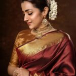 Trisha Instagram - Saree: @thekanakavalliedit Blouse: @thebuttonthiefco Jewellery: @kishandasjewellery Footwear: @aprajitatoorofficial @elevate_promotions Styled by: @ekalakhani and @malinikarthikeyan for @team___e Style team : @themis_vanessa Photographs: @anandclick4u #PS1 #PonniyinSelvan #StyledbyTeamE