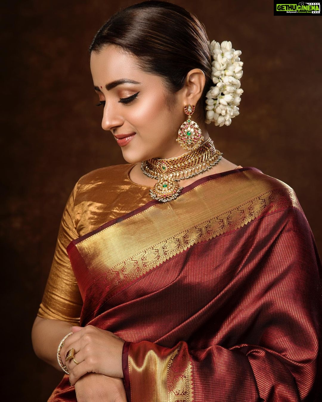 Trisha Instagram - Saree: @thekanakavalliedit Blouse: @thebuttonthiefco Jewellery: @kishandasjewellery Footwear: @aprajitatoorofficial @elevate_promotions Styled by: @ekalakhani and @malinikarthikeyan for @team___e Style team : @themis_vanessa Photographs: @anandclick4u #PS1 #PonniyinSelvan #StyledbyTeamE
