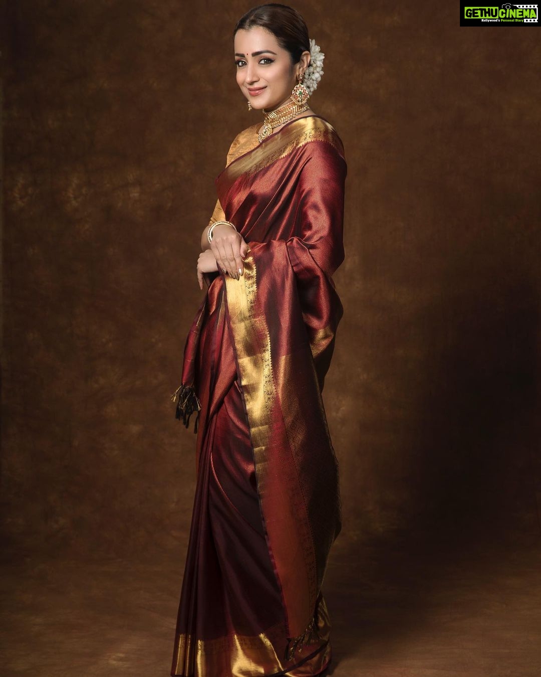 Trisha Instagram - Saree: @thekanakavalliedit Blouse: @thebuttonthiefco Jewellery: @kishandasjewellery Footwear: @aprajitatoorofficial @elevate_promotions Styled by: @ekalakhani and @malinikarthikeyan for @team___e Style team : @themis_vanessa Photographs: @anandclick4u #PS1 #PonniyinSelvan #StyledbyTeamE