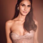 Vaani Kapoor Instagram - Watching the world with my own unique 🫧