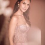 Vaani Kapoor Instagram - Watching the world with my own unique 🫧